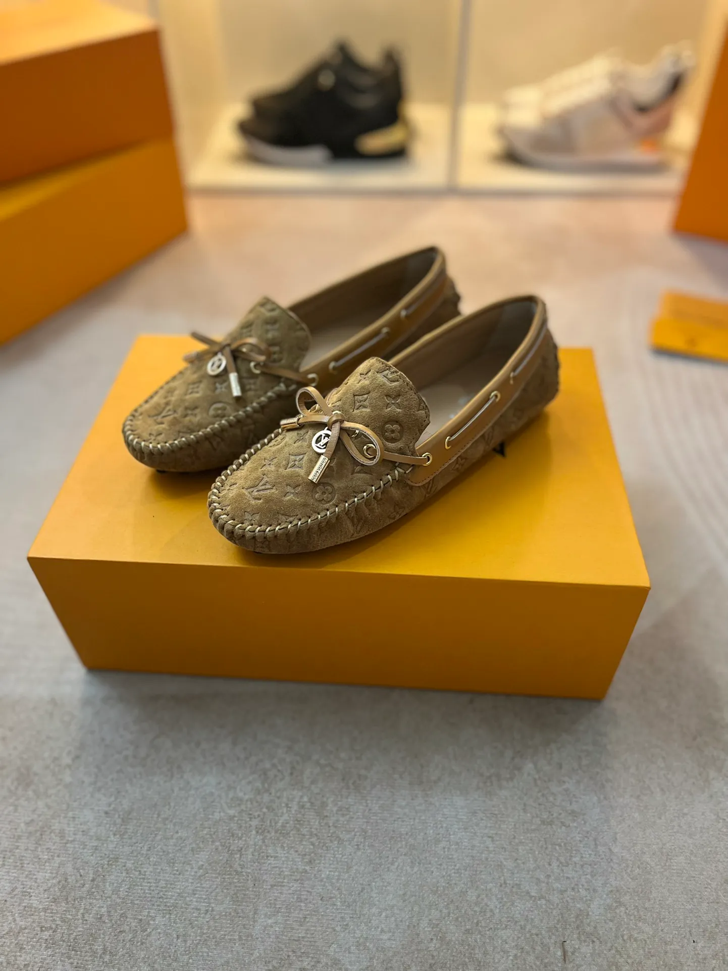 p460💰Couple model❤️🇫🇷 𝙇𝙤𝙪𝙞𝙨 𝙑𝙪𝙞𝙩𝙩𝙤𝙣 🇫🇷Louis Vuitton 2023 Classic𝓛𝓿 𝓣𝓻𝓪𝓲𝓷𝓮𝓻 Sports Series ➪➪➪¯ [Arizona Doudou Shoes Series] ▪️▪️▪️Arizona slip-on shoes are made of Monogram Eclipse canvas. Its hand-painted and dyed edges and hand-sewn uppers fully demonstrate Louis Vuitton's traditional shoemaking craftsmanship. This slip-on shoe is very lightweight. The integrated tongue and upper make it particularly comfortable and flexible. The soft outsole is equipped with rubber padding. Decorated with matching sash. Detailed features: ☑️Monogram Eclipse canvas ☑️Black Eclipse pattern ☑️Hand-painted shoe edges ☑️Hand-sewn uppers (each pair takes time to process) ☑️Integrated tongue and upper construction ☑️Outsole equipped with rubber lining ☑️size: 35_46